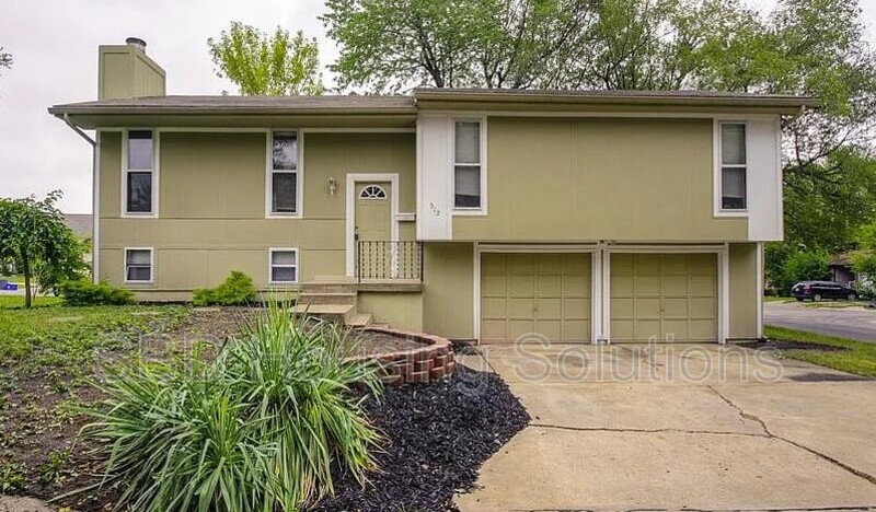 Lee's Summit House: 512 NE Weathervane St