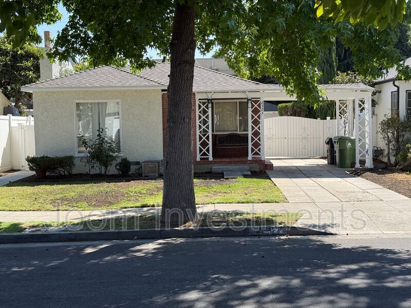 Los Angeles House: 2523 S Bentley Ave