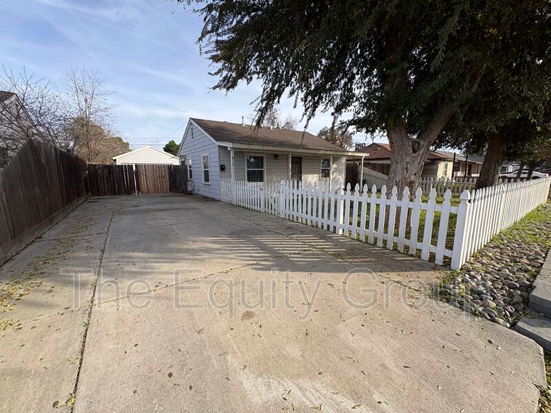 Visalia House: 812 South Burke Street