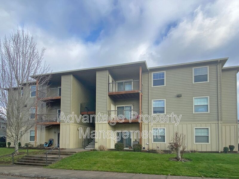 Monmouth House: 501 N Catron Place