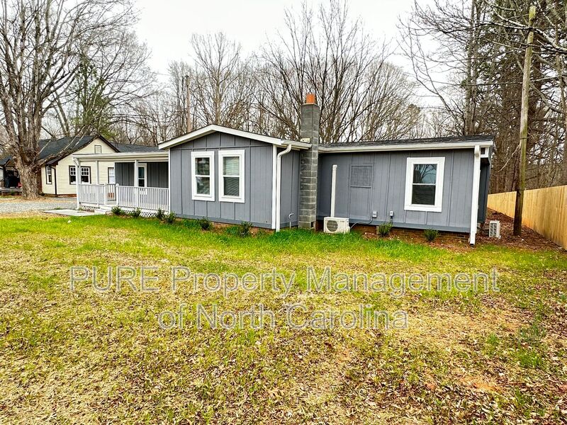 Salisbury House: 3345 E Ridge Rd