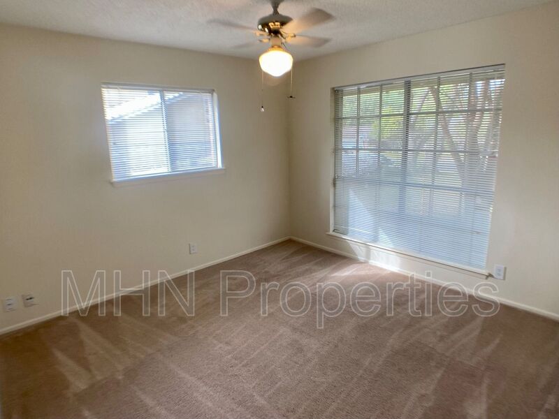 3 bed/2 bath/2 car garage charmer located in the NE with easy access to 410 and I-35 - Photo 10