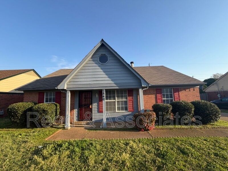 Memphis House: 5840 Hickory Shadow Lane