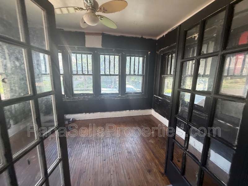 Peoria House: 107 E Archer