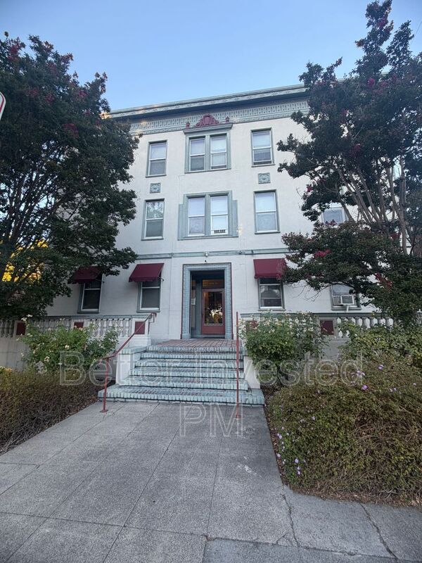 Santa Rosa Condo: 526 B St