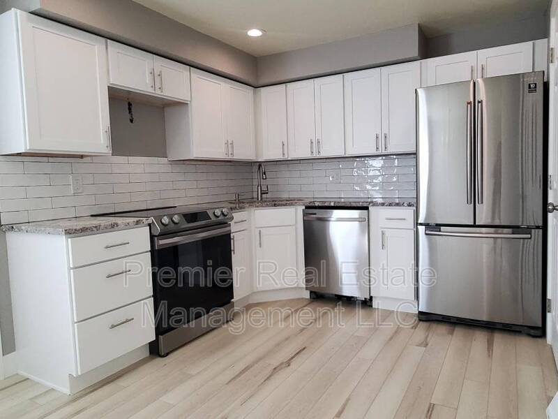 Lakewood Townhome: 7247 W 13th Ave