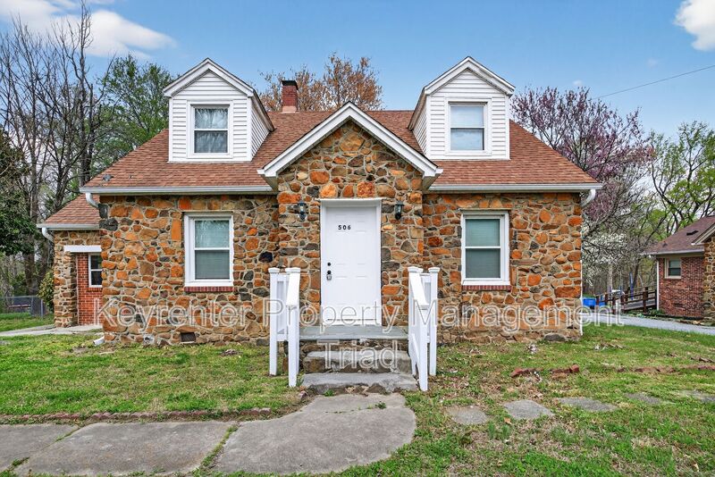 Greensboro House: 506 Rocky Knoll Rd