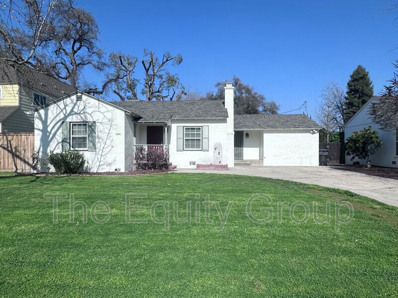 Visalia House: 1610 West College Ave