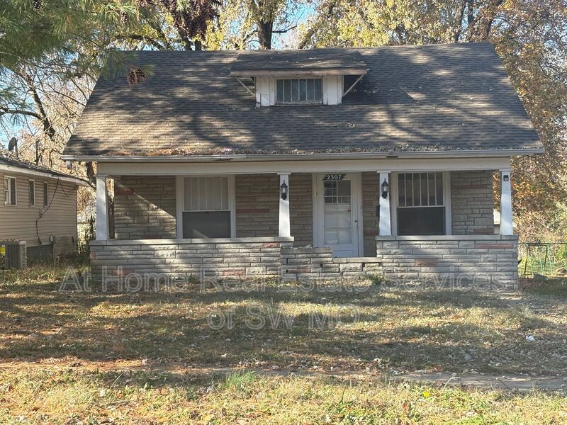 Springfield House: 2307 N Franklin