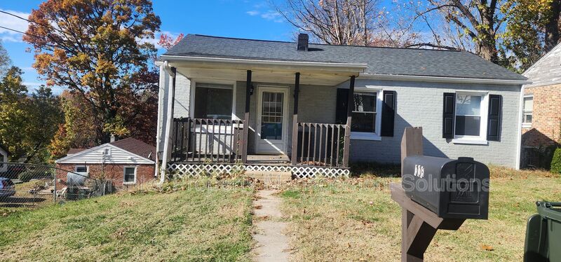 Staunton House: 326 Westwood Blvd