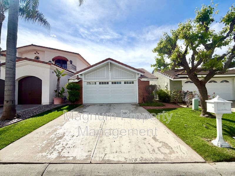 Lake Forest House: 24302 Ponchartrain Ln