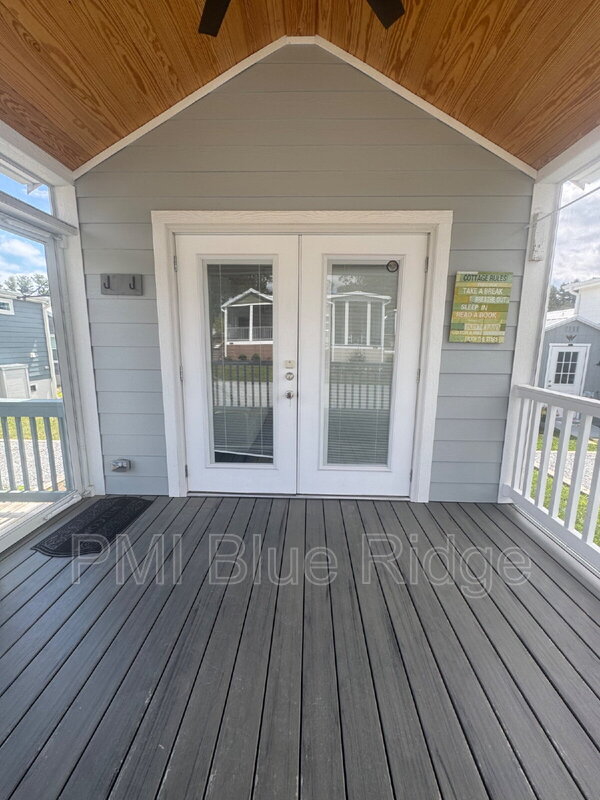 Flat Rock House: 57 Breezy Meadows Ln