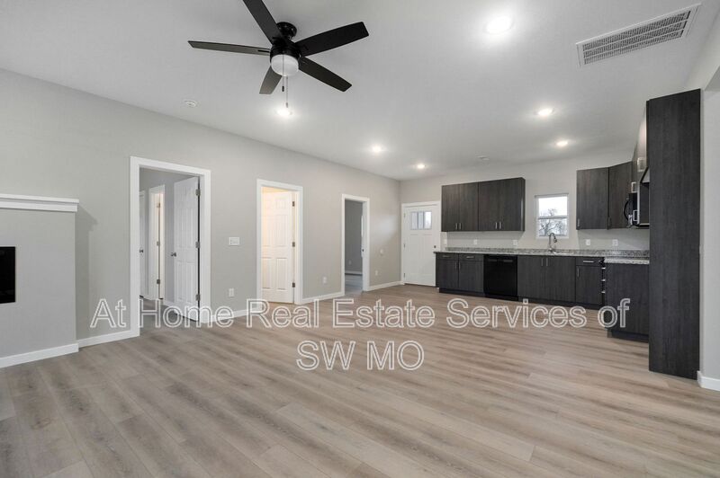 Springfield House: 4917 W Minota St