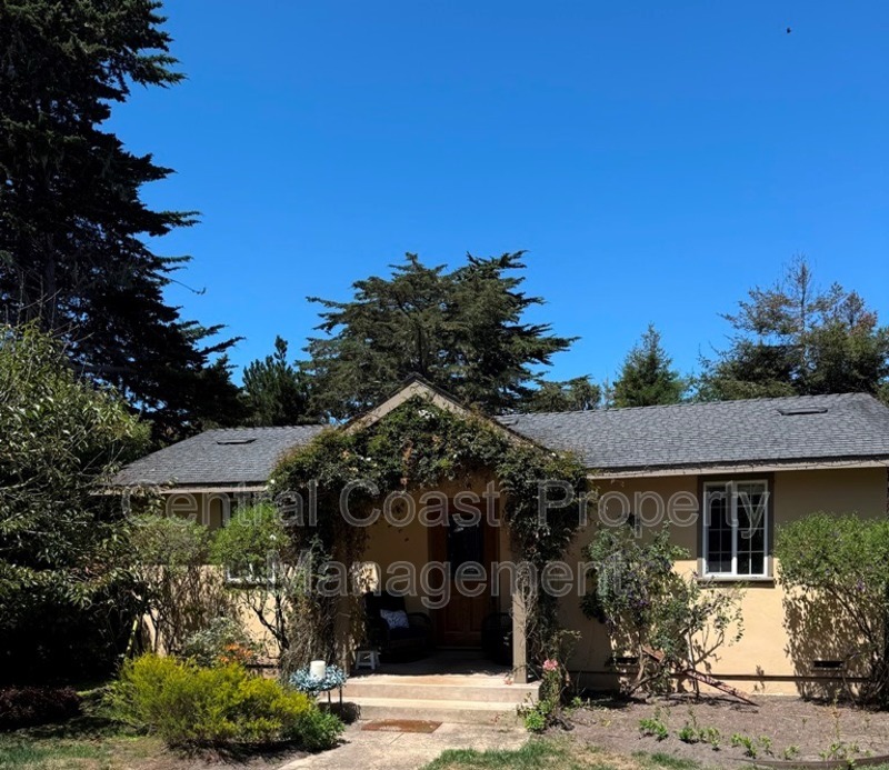 Pacific Grove House: 540 Evergreen Rd