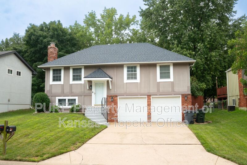 Olathe House: 2023 E Mohawk Ct.