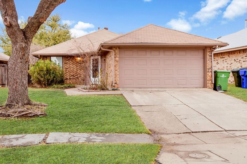 Carrollton House: 2025 Lorient Drive