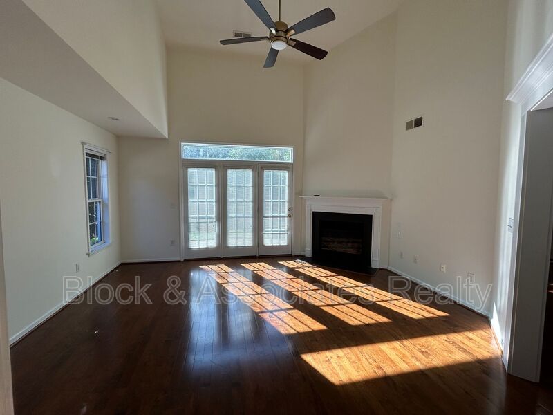 Clemmons House: 7500 Riverside Ct