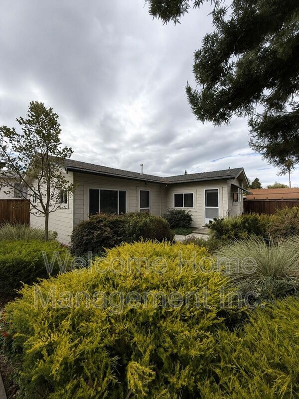 Cherryland House: 477 Grove Way