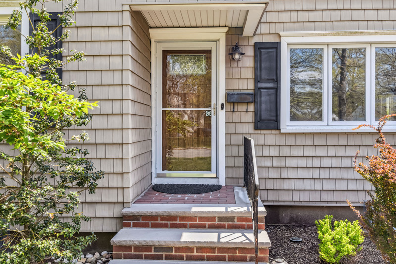 Livingston House: 22 South Cedar Parkway