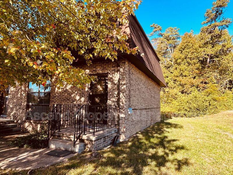 Hixson House: 4653 Cary Lane