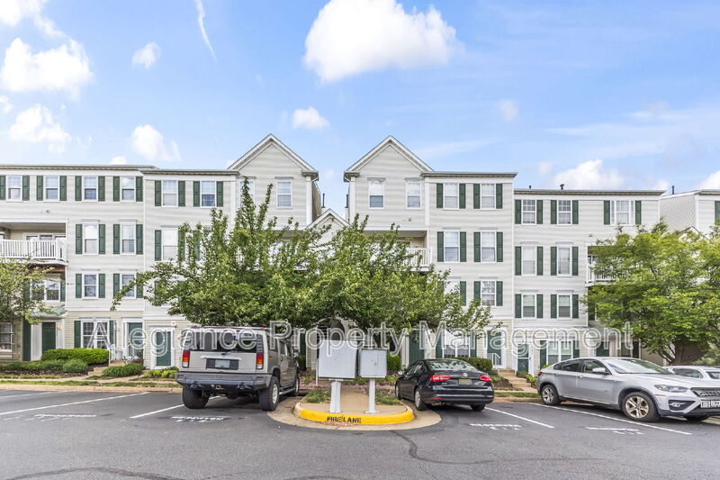 Sterling House: 45490 Whistling Ter