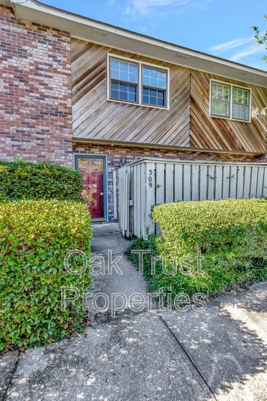 Charleston Townhome: 309 St. Charles Court