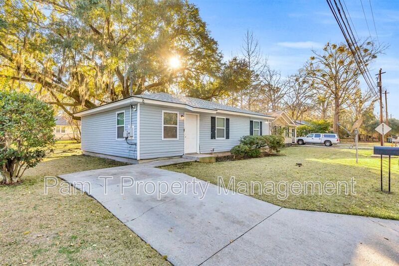 Savannah House: 1925 Cowan Ave