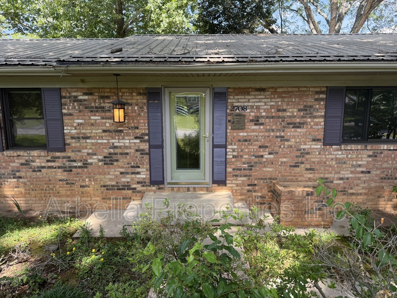 Johnson City House: 2708 Granbrook Dr