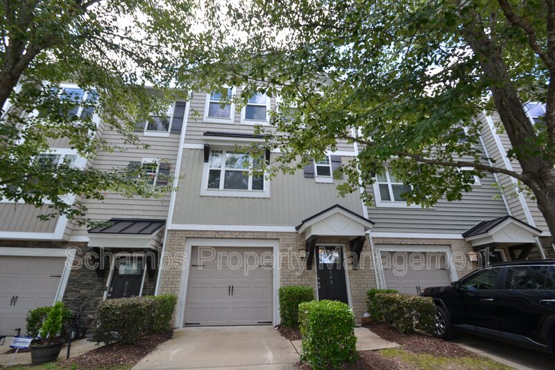 Durham House: 208 Irving Way