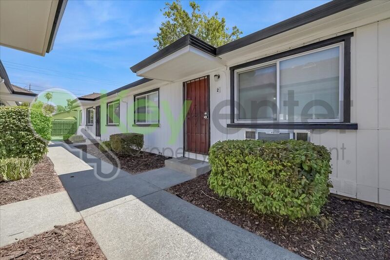 Sacramento House: 1071 Santiago Ave