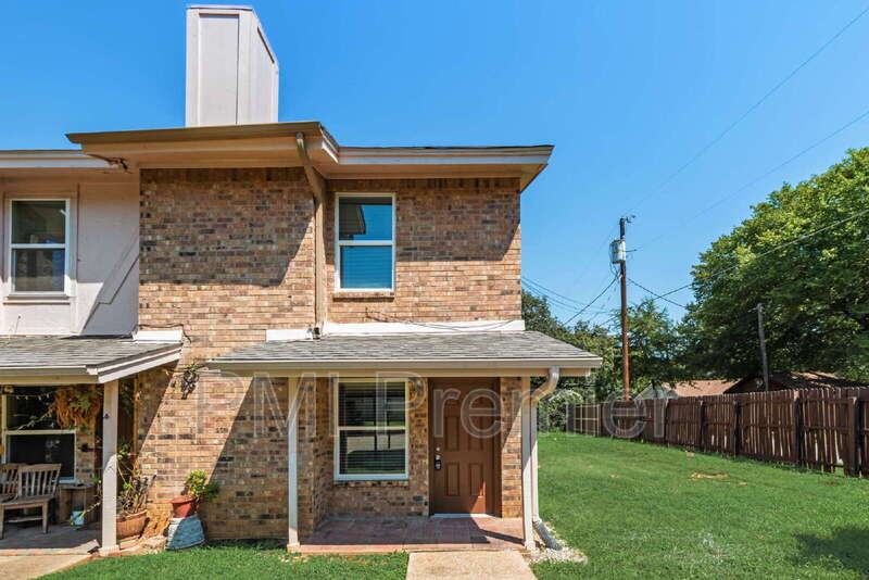 Grapevine Townhome: 105 Wildwood Ct