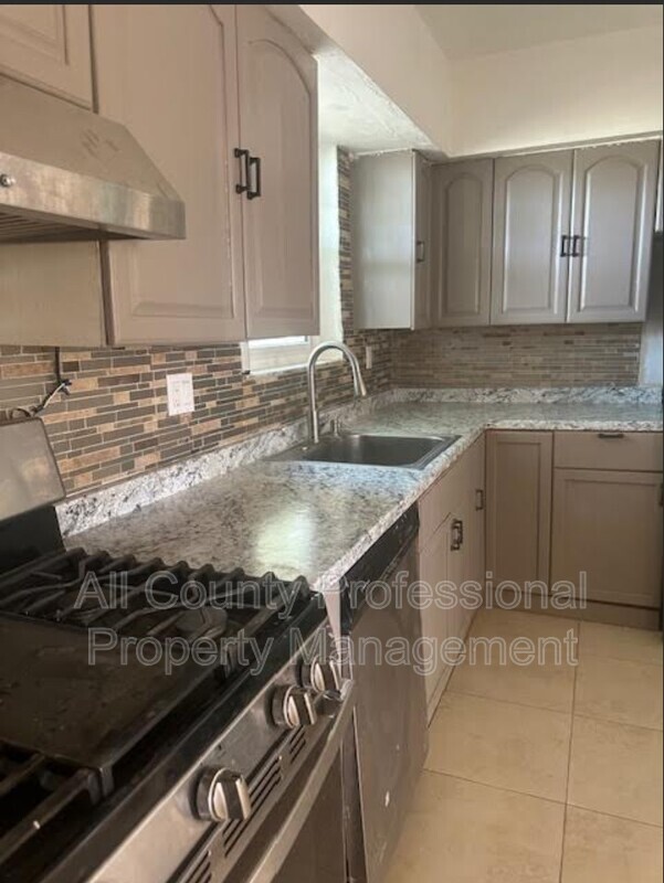 Hollywood House: 7891 Sheridan St