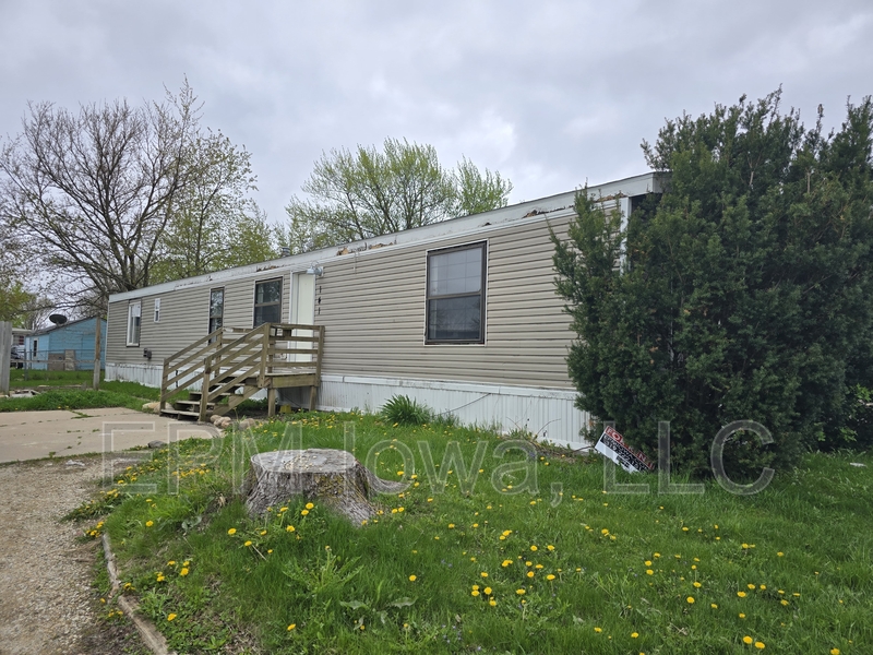 Cedar Falls House: 700 West Ridgeway Avenue Lot 141