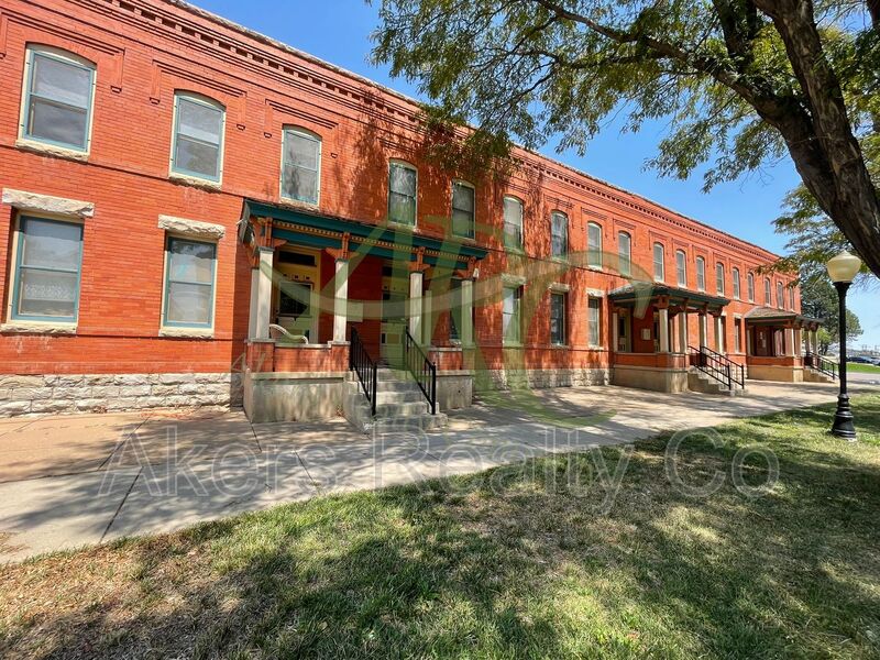 Pueblo House: 411 W 11th St