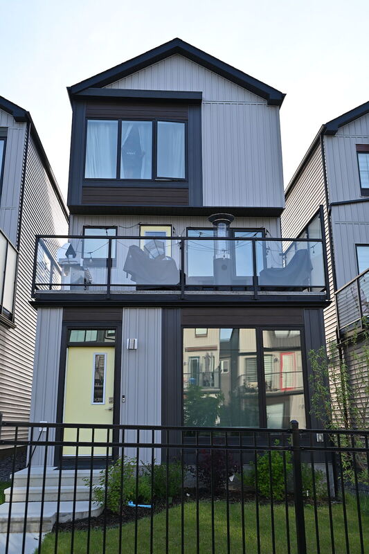 Edmonton House: 479 39 Street Southwest