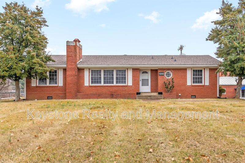 Clarksville House: 1319 Fort Campbell Blvd