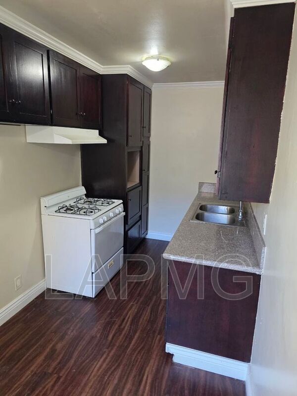 Inglewood House: 925 Enterprise Avenue