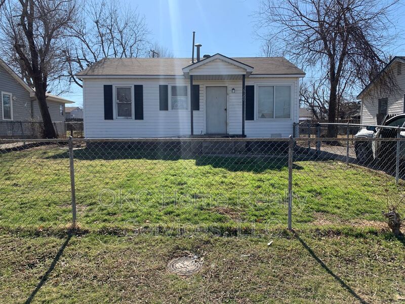 Warr Acres House: 6120 NW 55