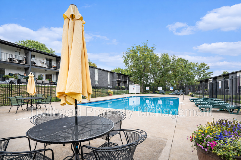 Overland Park House: 8316 Robinson St