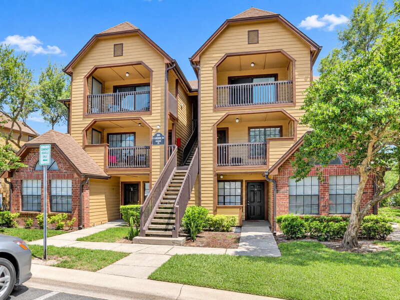 Altamonte Springs Condo: 305 Lakepointe Drive