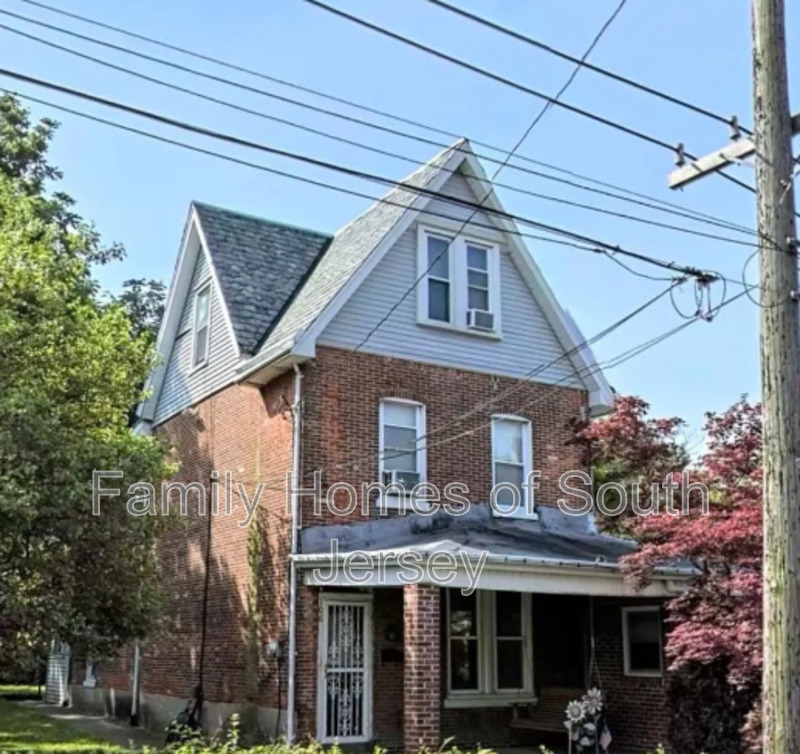 Darby Condo: 106 N 9th St