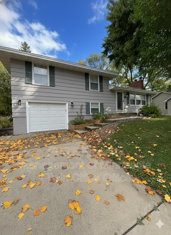 Bloomington House: 4648 Nine Mile Creek Pkwy