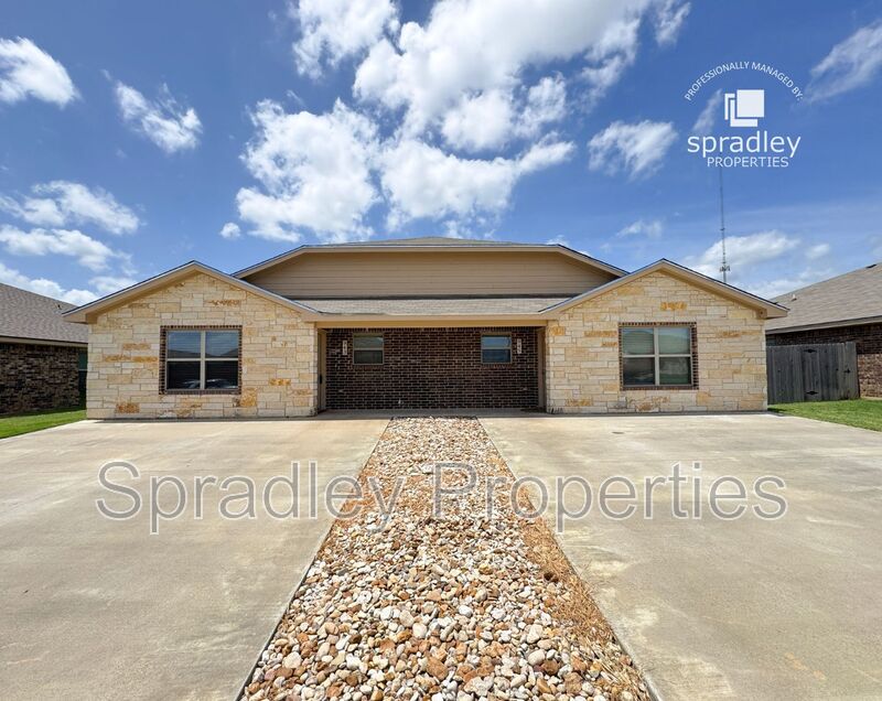Belton Townhome: 943 Laila Ln