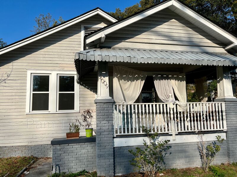 Savannah House: 2009 Atlantic Ave
