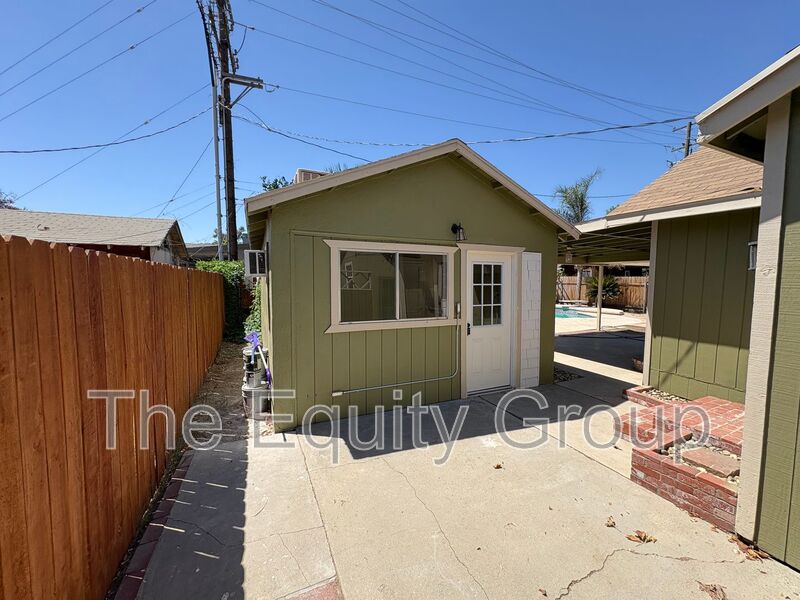 Tulare Condo: 1085 Academy Ave