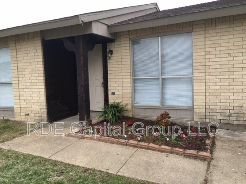 Garland House: 1413 Eagle Pass Dr