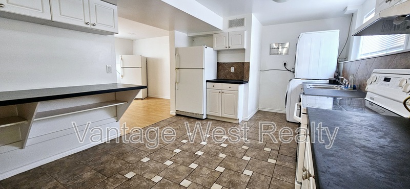 Kelowna House: 380-B Patterson Rd