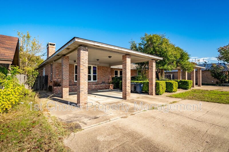 Fort Worth House: 4304/4306 SW Loop 820