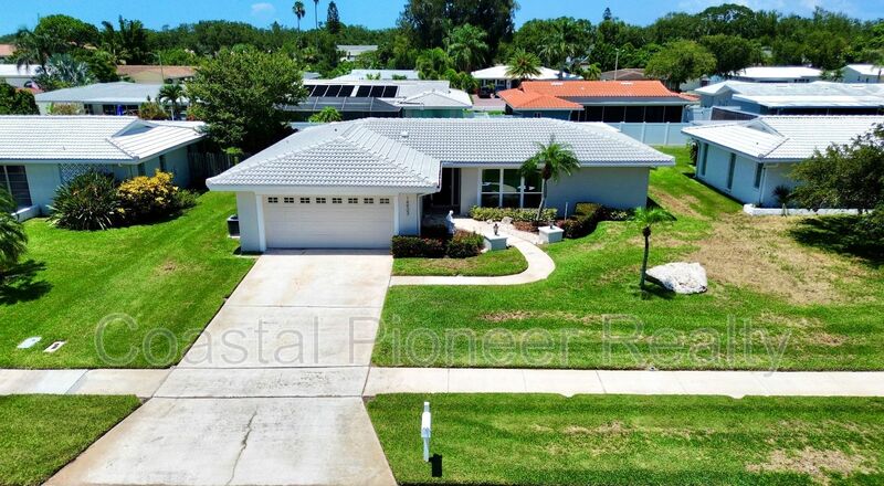 Largo House: 14903 Imperial Point Dr N