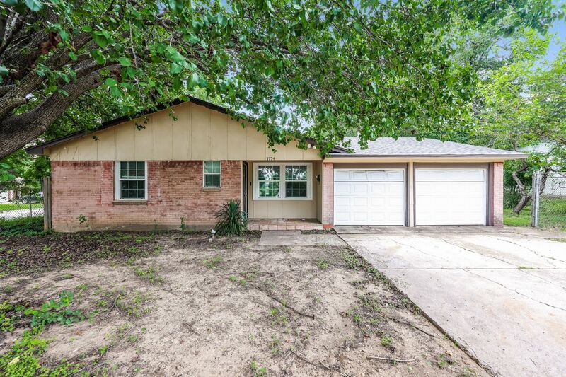 Dallas House: 1754 E Red Bird Ln